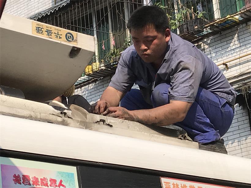 電工，檢修車(chē)輛空調(diào).jpg